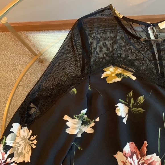 Entro Lace and Foral Flowy Boho Top - Picture 10 of 16